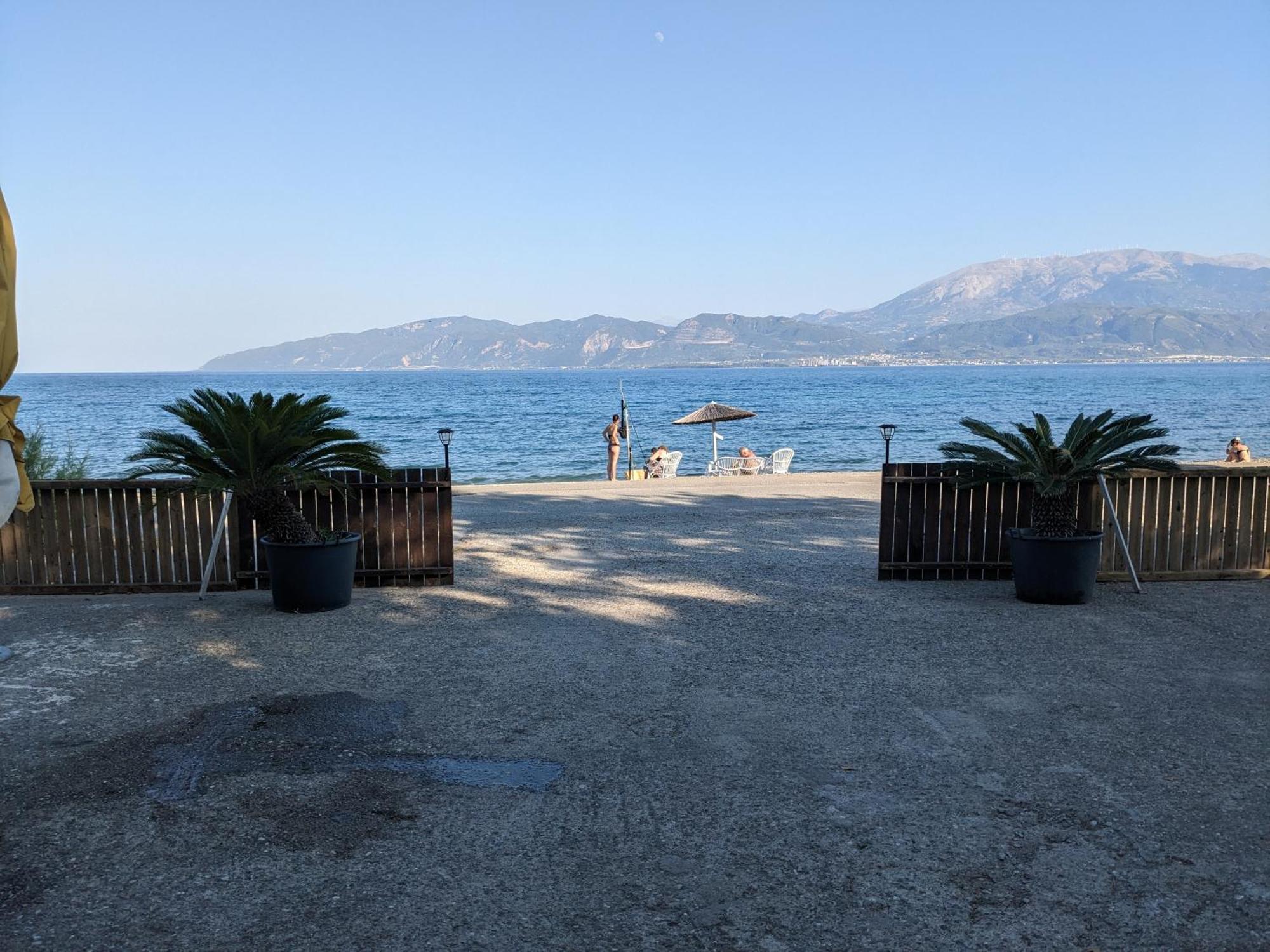 Nafpaktos Beach Apartment Экстерьер фото